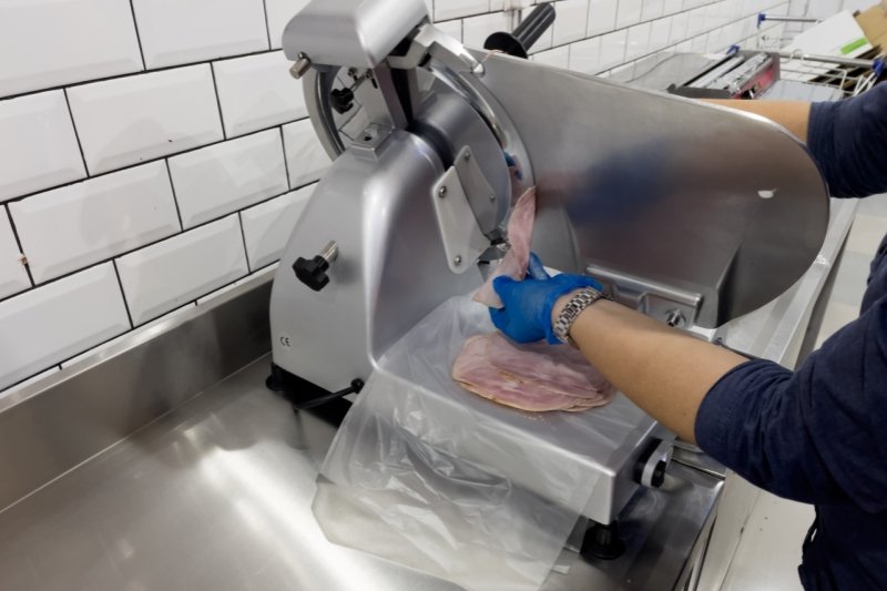 Top 7 Benefits of Using an Electric Meat Slicer 1 Meat Slicer 副本